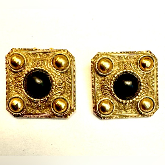 Vintage Jewelry - VINTAGE ETRUSCAN Earrings 1” Square Gold Tone Repousse Black onyx neoclassical